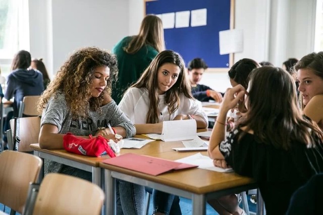 Studenti internazionali durante corso di inglese certificato British Council a Horsham in aula luminosa