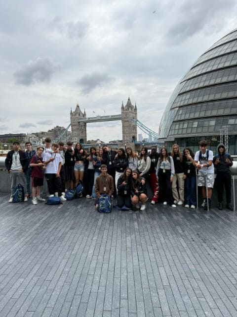 Gruppo di studenti abbracciati durante gita a Londra nel viaggio studio in Inghilterra
