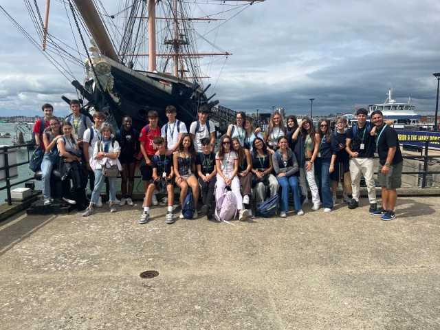 Gruppo di studenti durante gita a Portsmouth con nave storica nel viaggio studio in Inghilterra